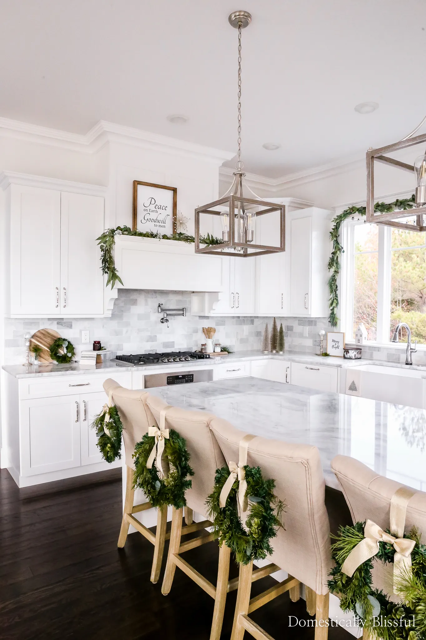 13848 christmas kitchen centerpiece