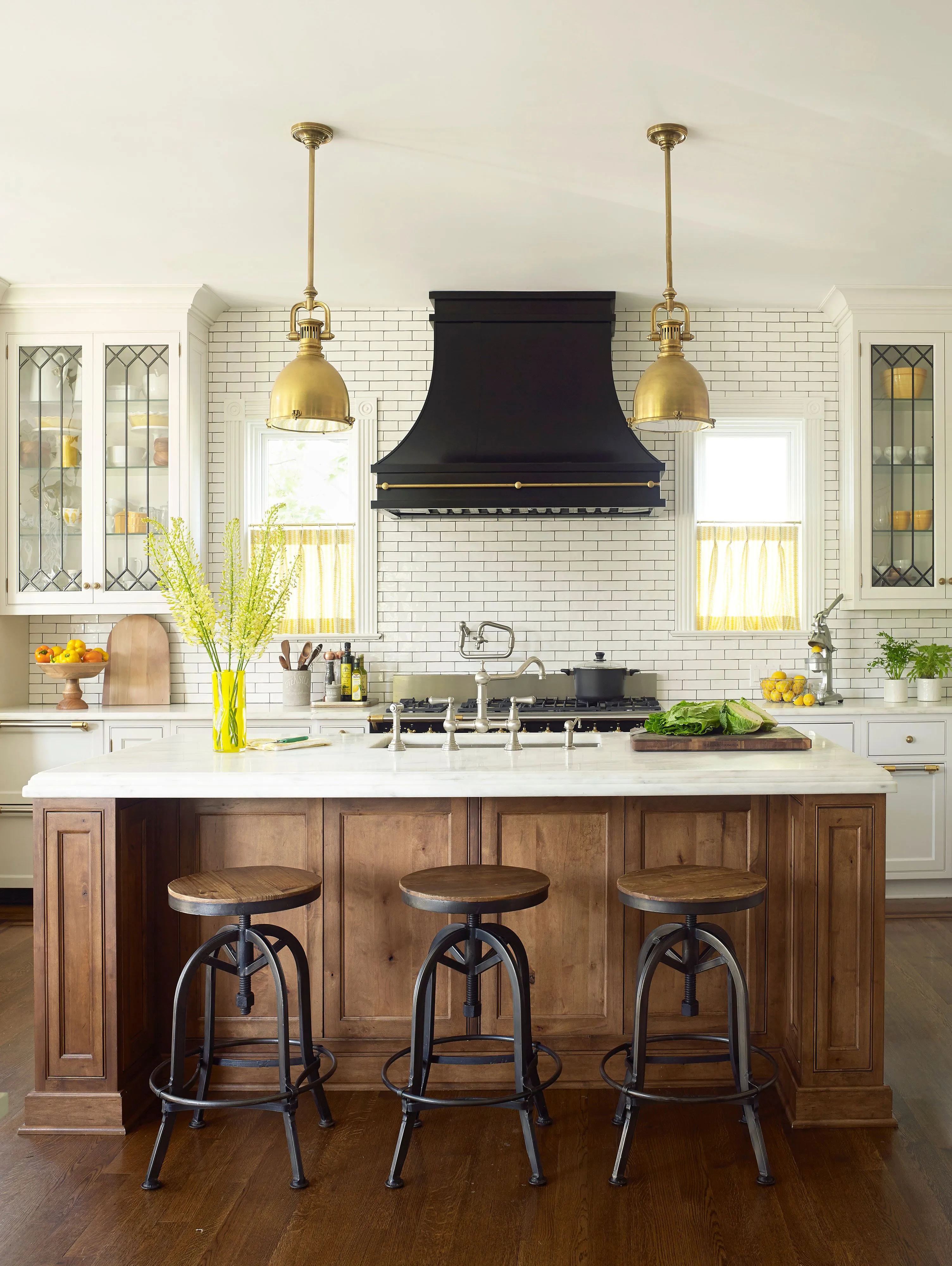 /img/13911-farmhouse-industrial-kitchen-8.webp