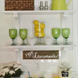 /img/13924-summer-kitchen-shelves-styling.webp