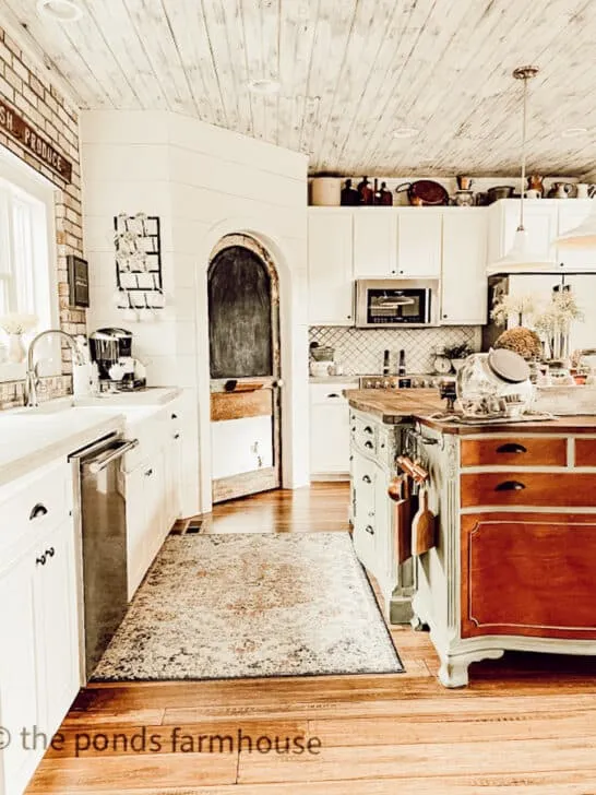 /img/13938-farmhouse-kitchen-seasonal-decor.webp