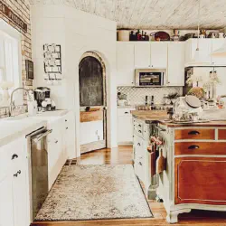 /img/13938-farmhouse-kitchen-seasonal-decor.webp