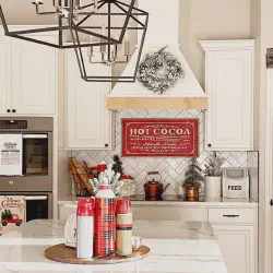 /img/13982-red-kitchen-seasonal-decor.webp