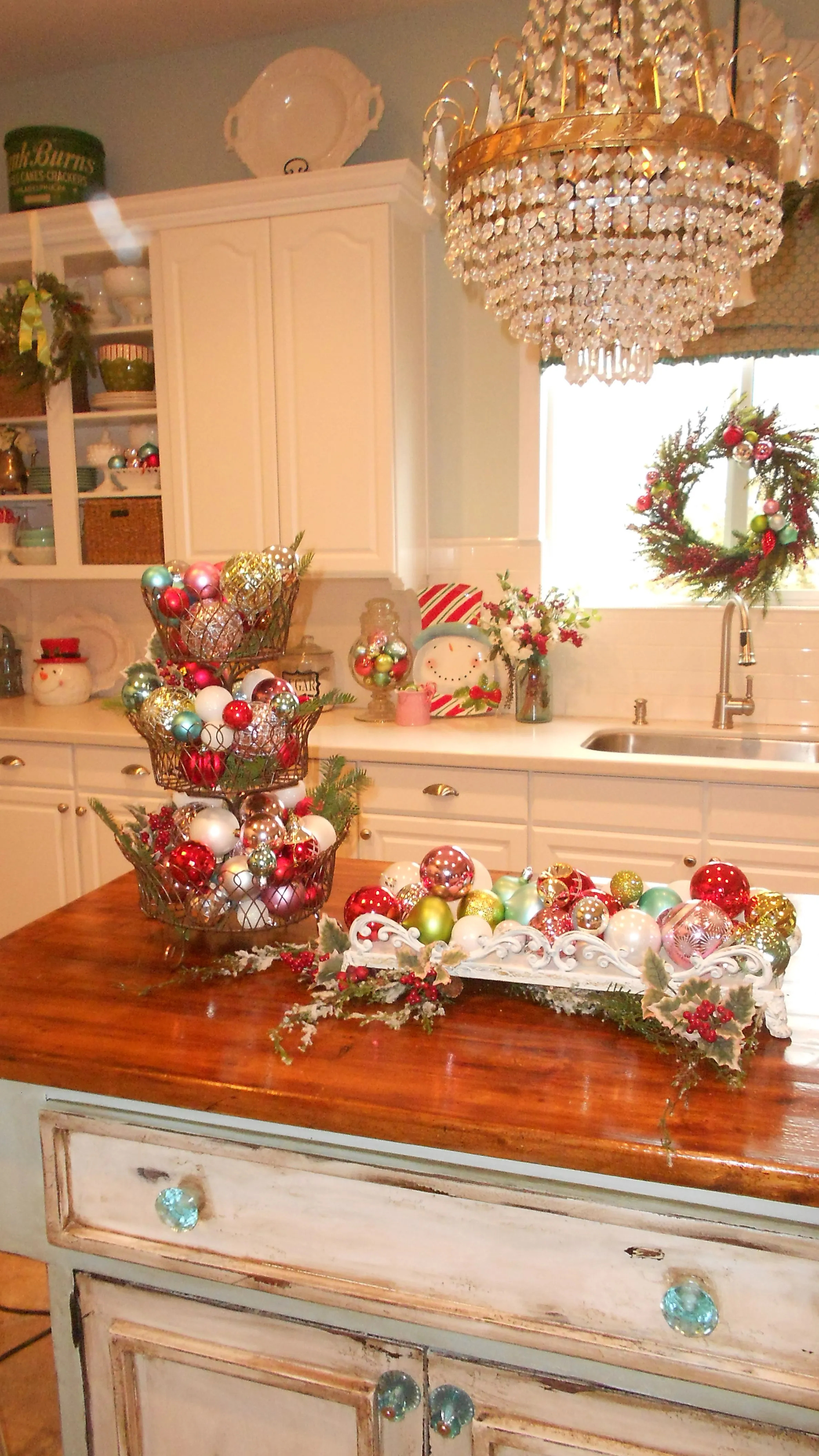 14010 christmas kitchen table setting