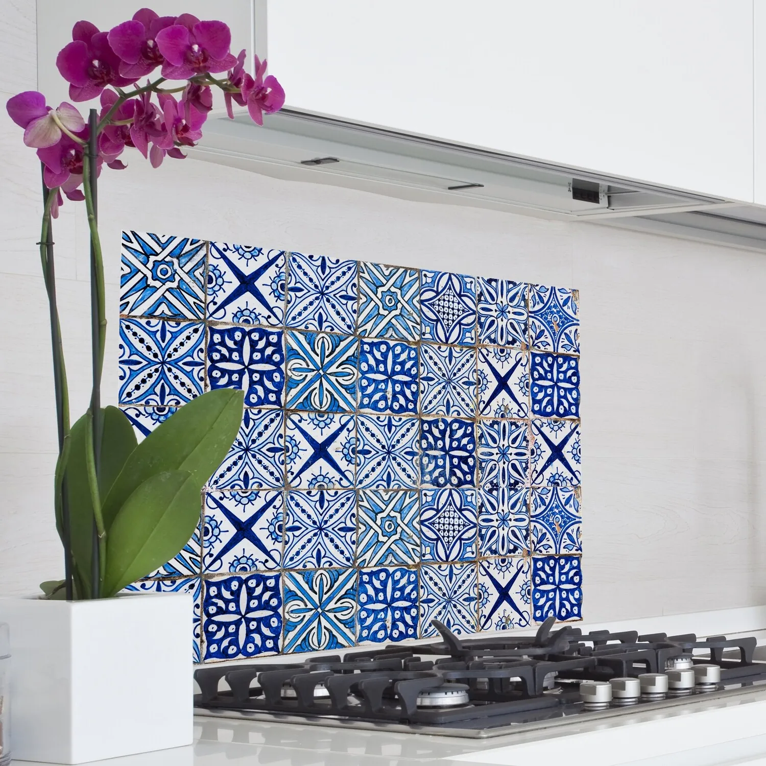 14052 azulejos blue white kitchen